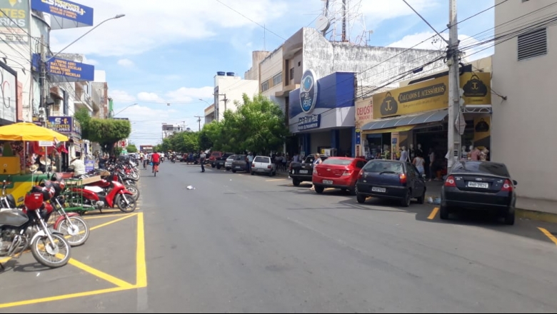 Prefeitura de Sousa implanta novo sistema de estacionamento com pintura de faixas que delimitam vagas