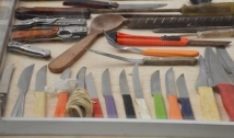‘Armas Brancas do Medo’ expõe objetos domésticos utilizados para agredir mulheres