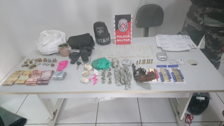 Polícia prende trio com arma de fogo e drogas em Patos