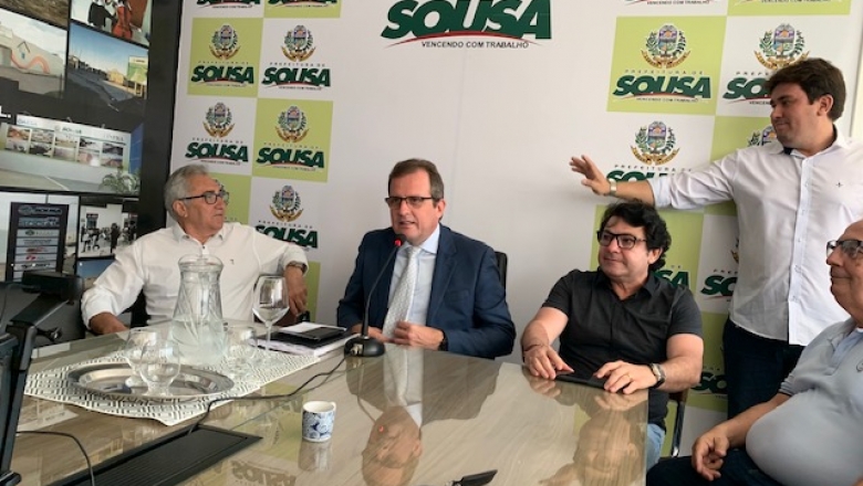 Prefeito de Sousa descarta mudanças em secretarias e dá nota 7 ao governo