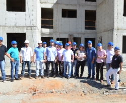 Prefeito de Cajazeiras vistoria obras de construção das 300 unidades habitacionais; serviços estão bem avançados 