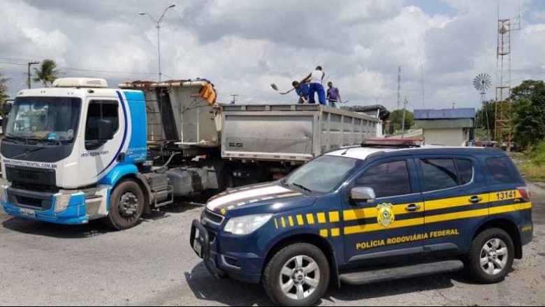 PRF na Paraíba flagra caminhão transportando mais de 14 toneladas de excesso de peso 