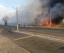 Corpo de Bombeiros tenta apagar incêndio na BR 230; fogo é próximo ao Posto da PRF em Cajazeiras