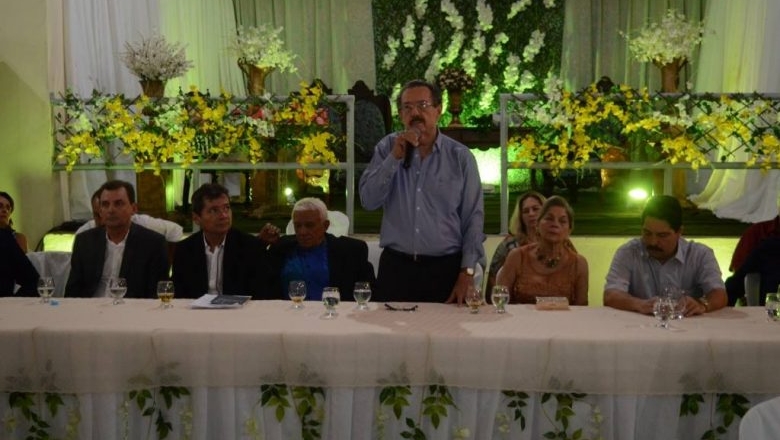 Sociedade Piranhense e políticos prestigiam lançamento de livro que conta a trajetória de José Lacerda Neto