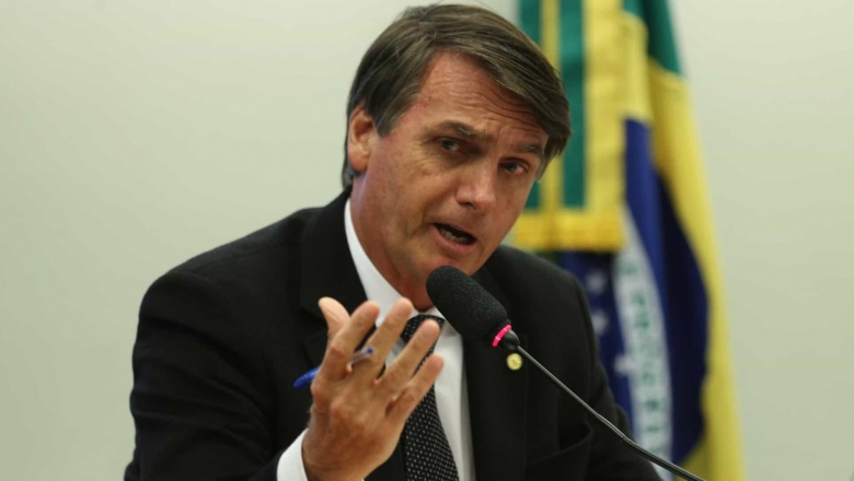 Chamado de traidor, Bolsonaro diz a policiais que 'vai resolver o caso'