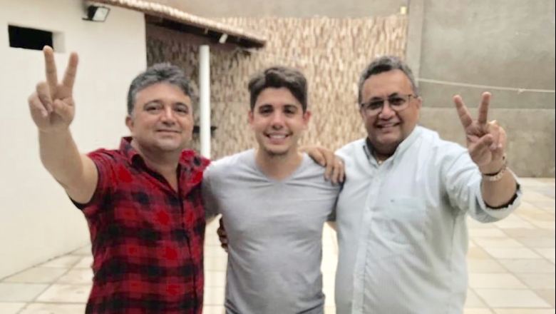 Pré-candidato a prefeito Carlos Filho tem aval de dois vereadores do PTB em Cajazeiras; Lindberg Lira não foi a reunião