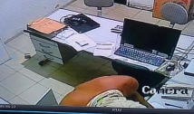 Homem é flagrado por câmeras de segurança roubando loja no centro de Cajazeiras