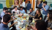 Maranhão, Manoel Júnior, Pedro Cunha Lima e Daniela Ribeiro tomam café juntinhos na Festa de Antônio - Por Gilberto Lira