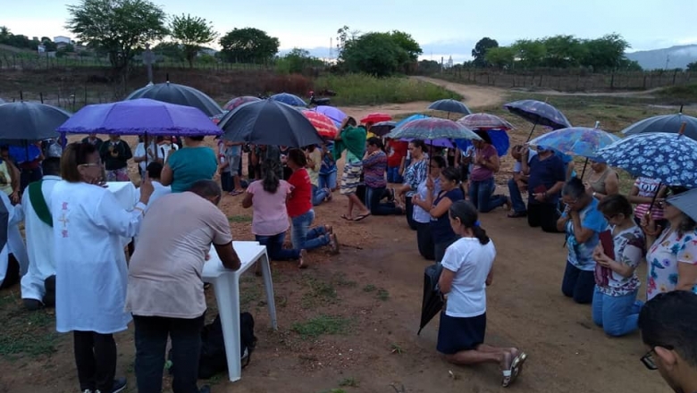 Fiéis participam de missa no leito do Rio Piancó para pedir chuvas