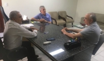 RC visita gabinete do prefeito de Patos e convida gestor para participar de inauguração do Hospital do Bem