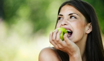 Chiclete sem açúcar, frutas, verduras e legumes são aliados da saúde bucal, diz especialista