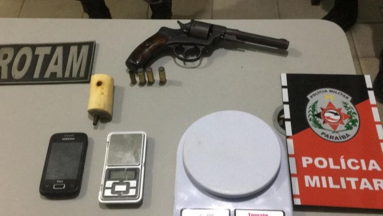 Acusado de praticar assaltos, jovem é preso com revólver calibre 44 de uso restrito em Sousa