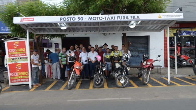 Sctrans entrega mais três cobertas padronizadas nos postos de mototáxi em Cajazeiras
