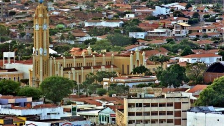 Prefeitura de Cajazeiras gasta com folha de pessoal R$ 35 milhões em sete meses, quase o dobro da Prefeitura de Sousa