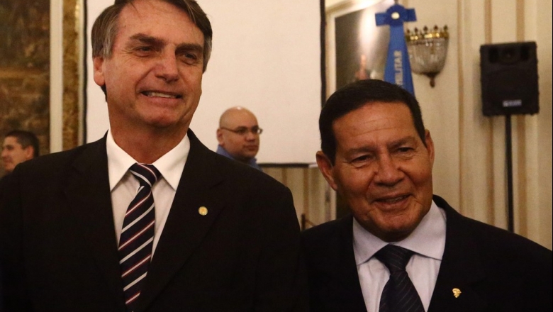 Bolsonaro anuncia general Mourão como vice