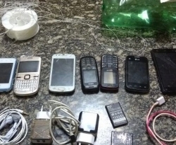 Policiais apreendem garrafa PET com oito celulares que seriam arremessados em Presídio de Catolé do Rocha