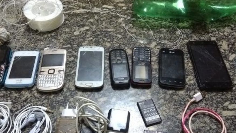 Policiais apreendem garrafa PET com oito celulares que seriam arremessados em Presídio de Catolé do Rocha