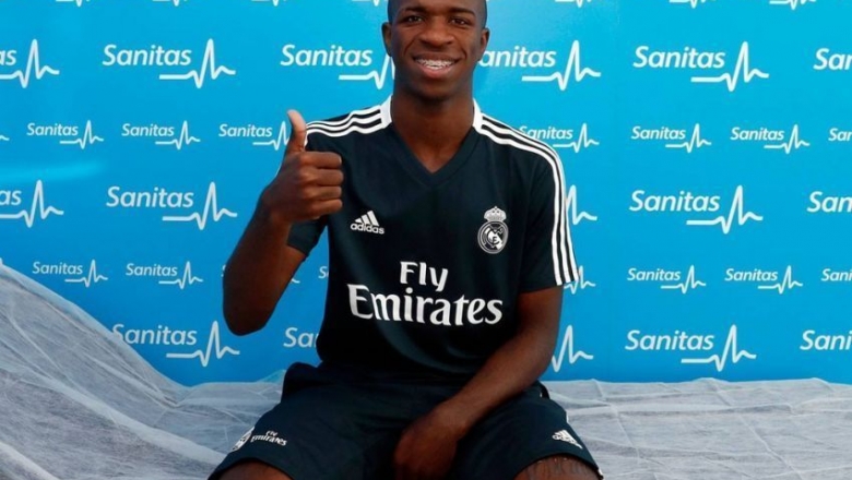 Vinicius Junior veste a camisa e faz exames ao lado de astros do Real Madrid