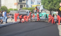 Máquina quebra mais uma vez e obras de asfaltamento são paralisadas em Cajazeiras