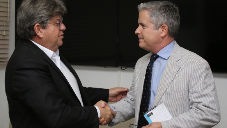 João Azevêdo mostra potencialidades da Paraíba e discute parcerias com cônsul da Espanha