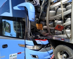 Acidente envolvendo ônibus, caminhão de gás e Hilux deixa dois motoristas mortos na BR 116